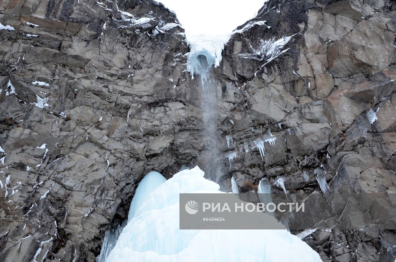 Обвал льда на Вилючинском водопаде