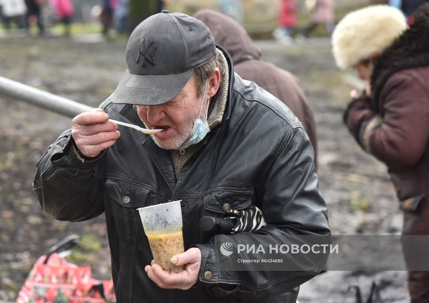 Раздача еды малоимущим на Украине