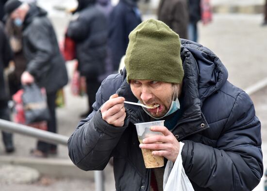 Раздача еды малоимущим на Украине