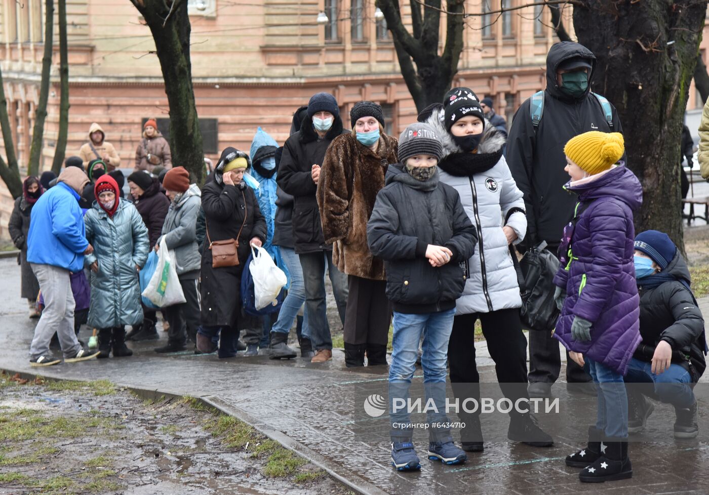 Раздача еды малоимущим на Украине
