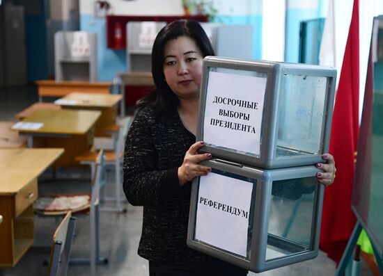 Подготовка избирательных участков в Бишкеке