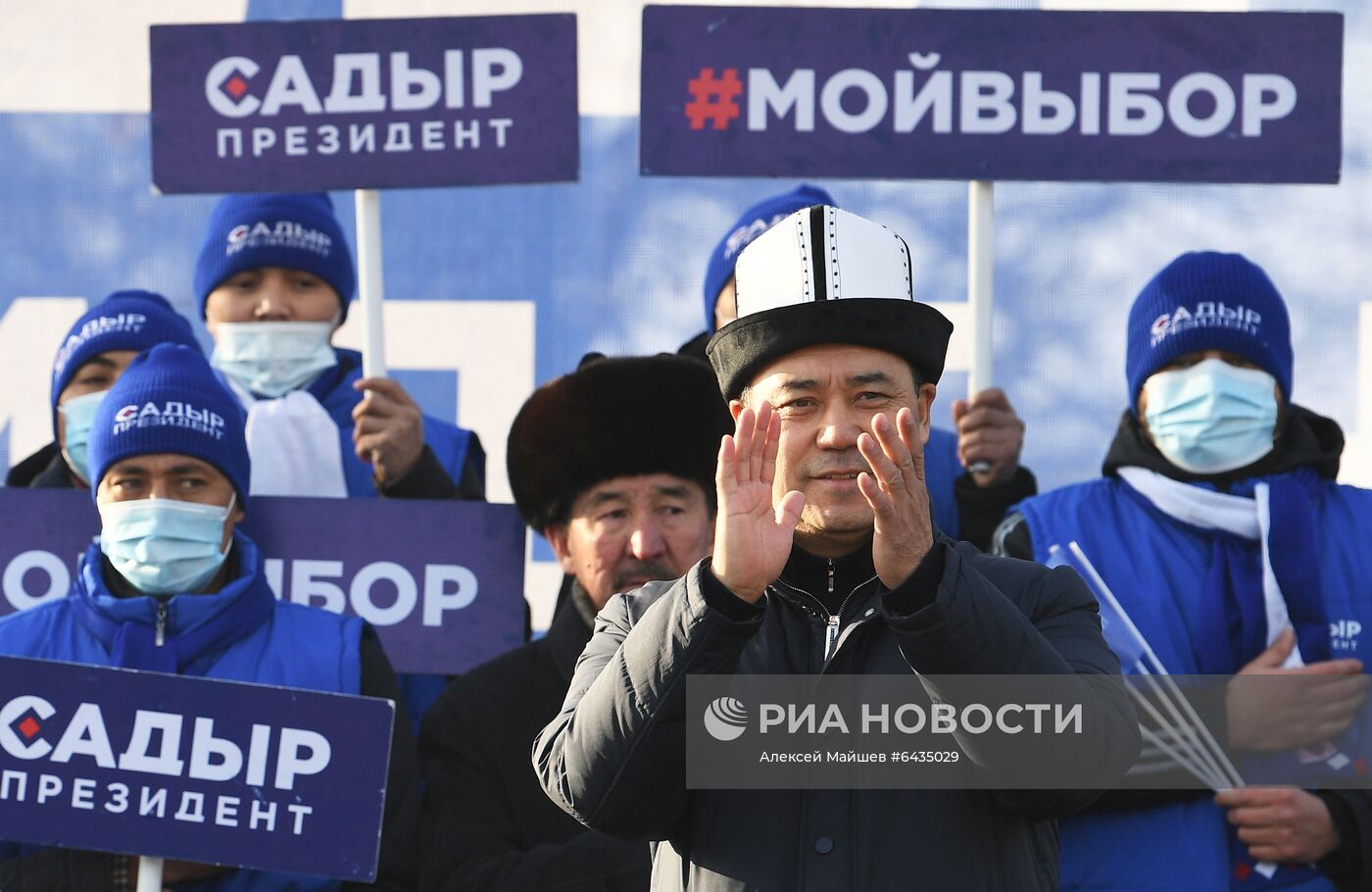 Предвыборная встреча кандидата в президенты Киргизии С. Жапарова