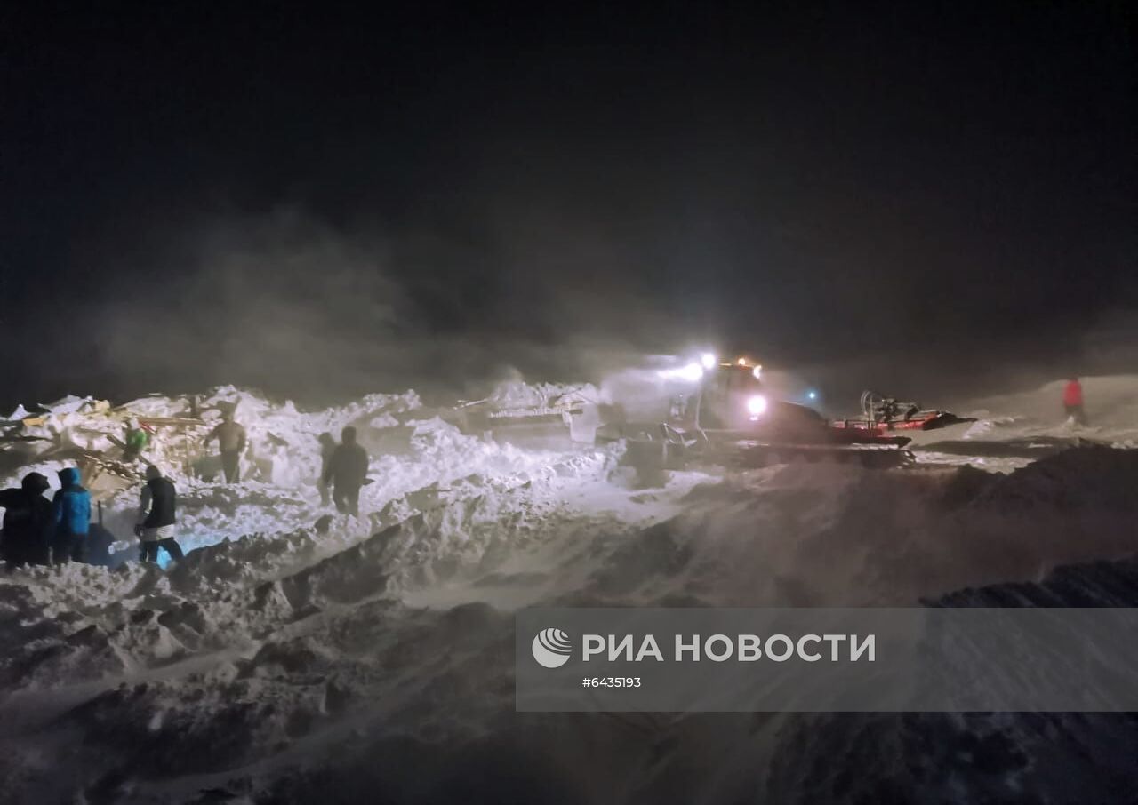 Последствия схода лавины в Красноярском крае