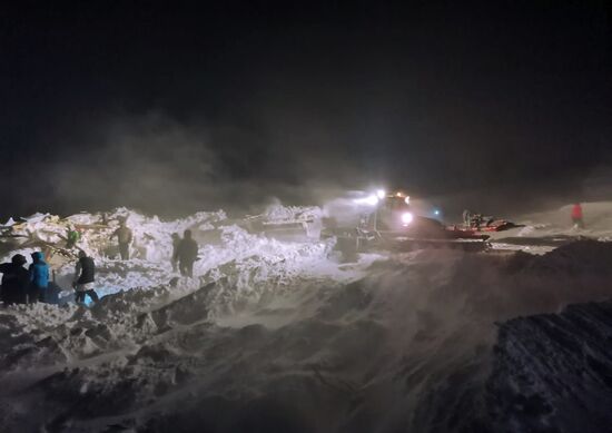 Последствия схода лавины в Красноярском крае