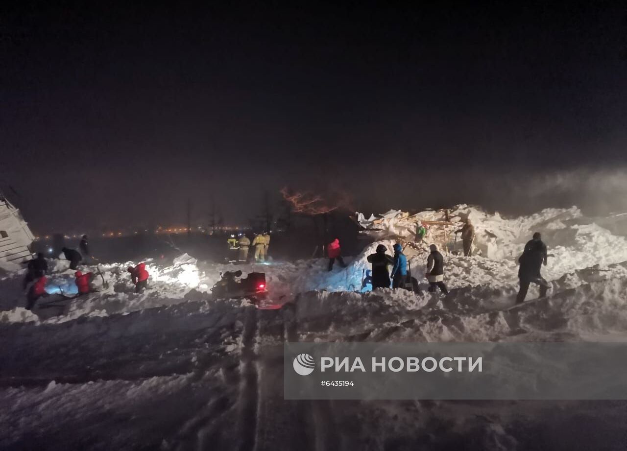 Последствия схода лавины в Красноярском крае