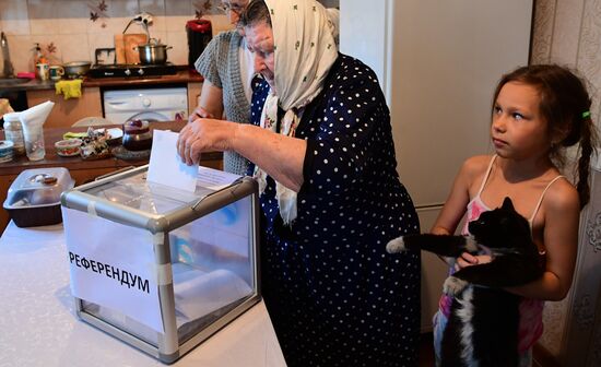 Выездное голосование на досрочных выборах президента и референдуме в Киргизии