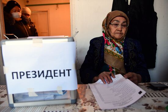 Выездное голосование на досрочных выборах президента и референдуме в Киргизии