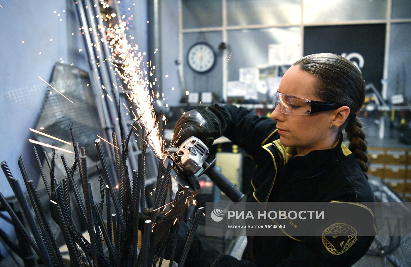 Девушка-сварщица Weld Queen за работой в своей мастерской | РИА Новости  Медиабанк