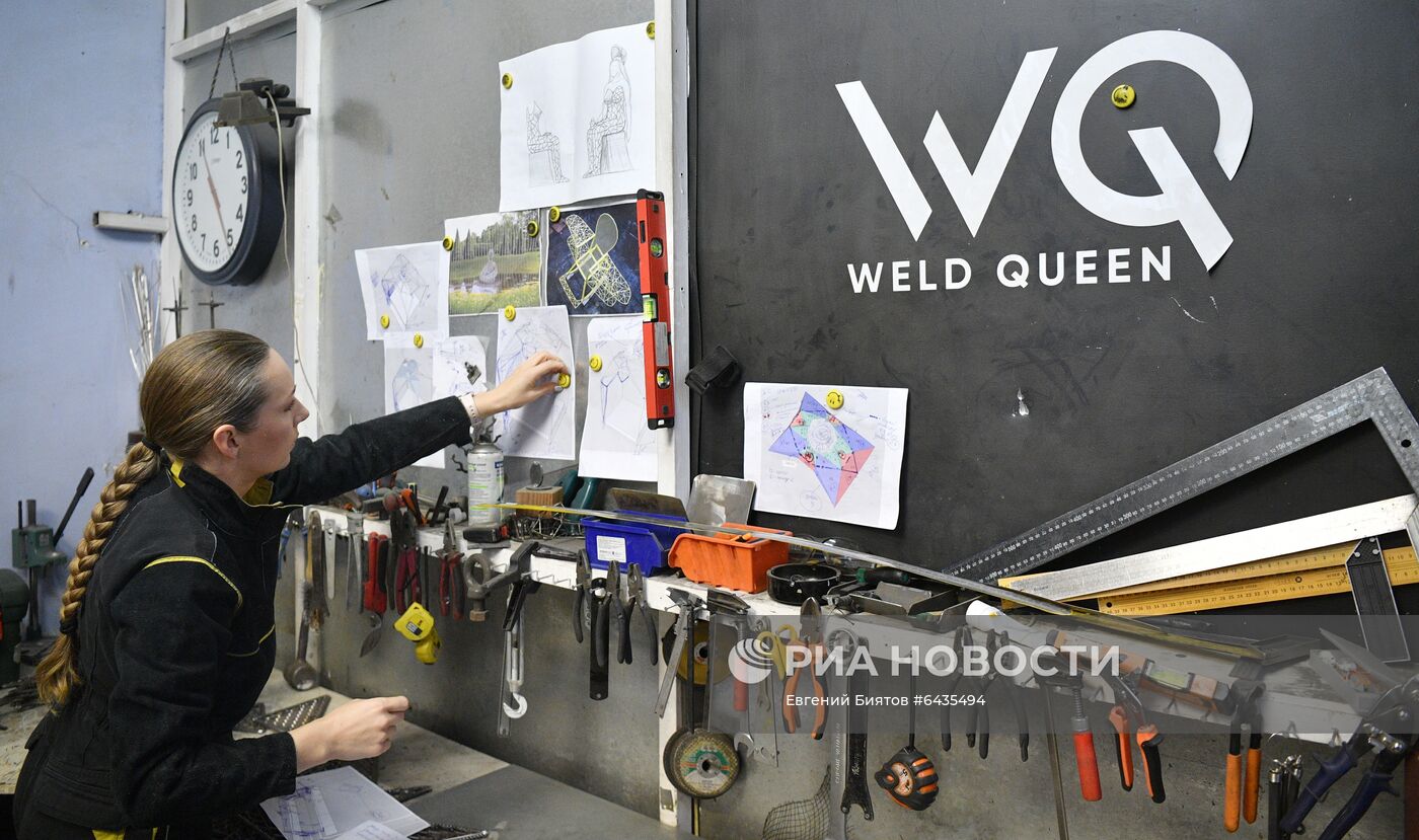 Девушка-сварщица Weld Queen за работой в своей мастерской