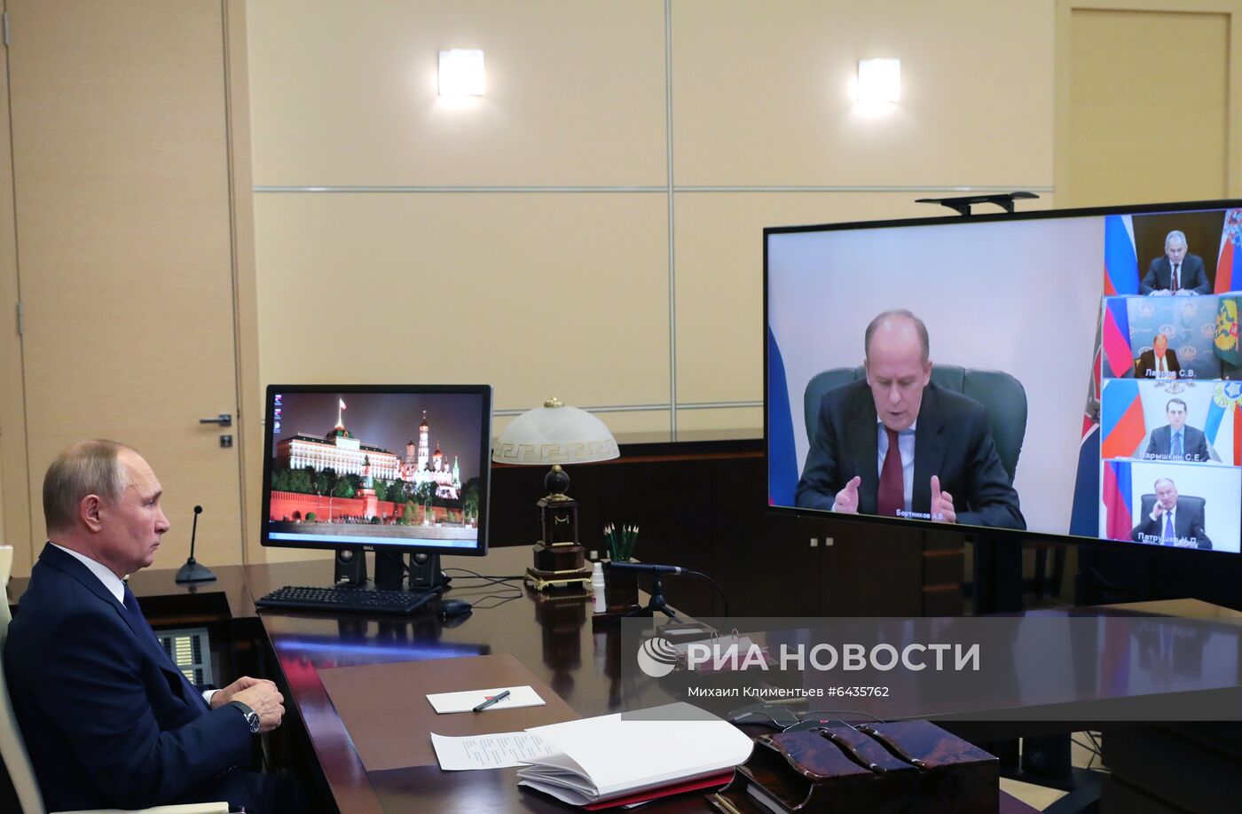 Президент РФ В. Путин провел совещание по вопросам нагорнокарабахского урегулирования
