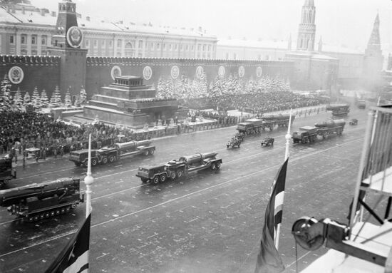 Военный парад на Красной площади 7 ноября 1969 года