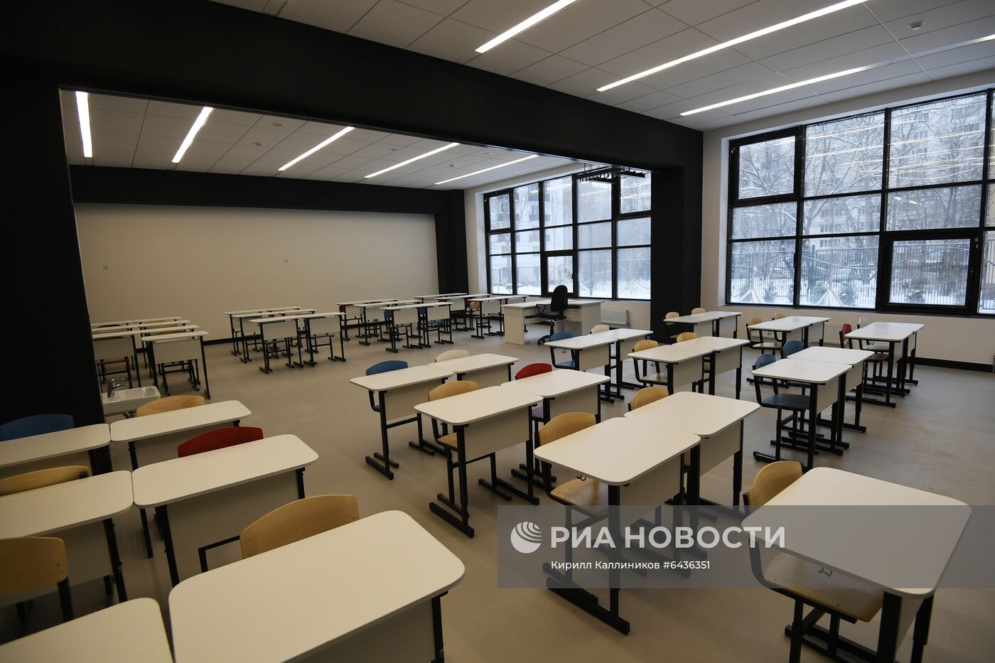 Мэр Москвы С. Собянин осмотрел строительство школы в Москве