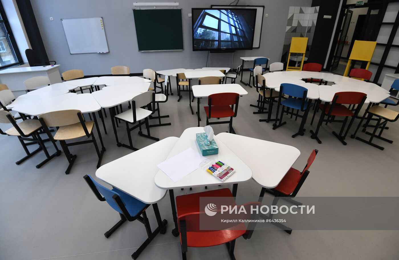Мэр Москвы С. Собянин осмотрел строительство школы в Москве