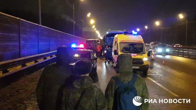 Военнослужащие постепенно уезжают с места ДТП на Новой Риге