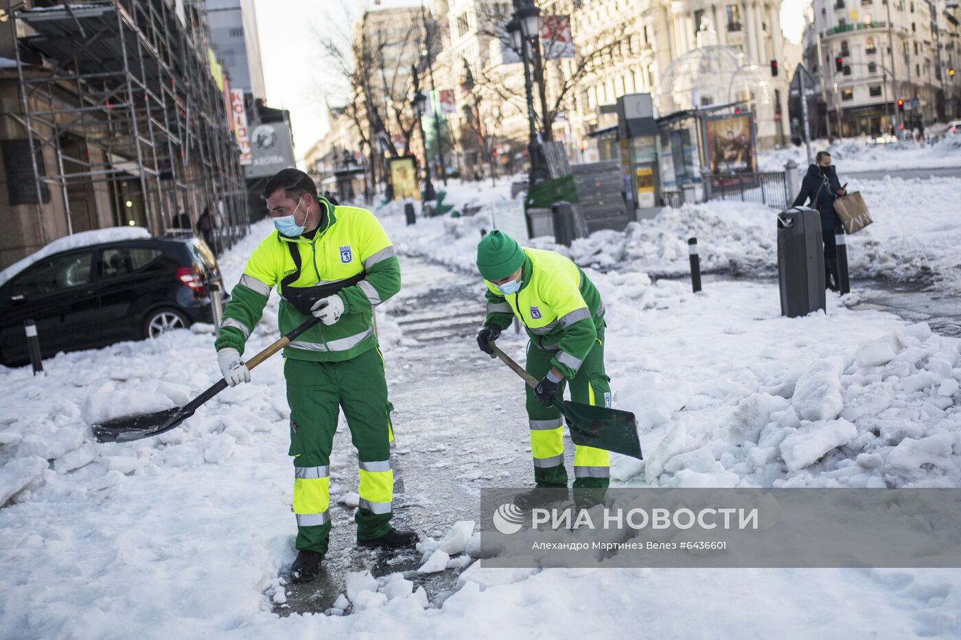 Устранение последствий снежной бури в Мадриде