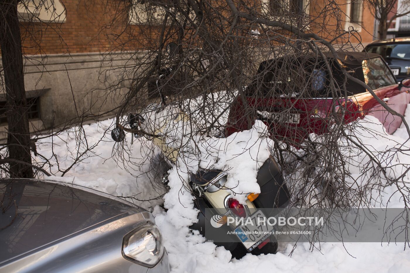 Устранение последствий снежной бури в Мадриде