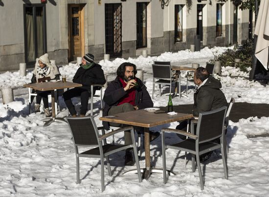 Устранение последствий снежной бури в Мадриде