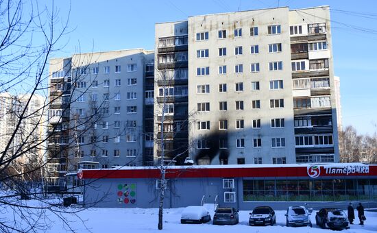 Последствия пожара в жилом доме в Екатеринбурге