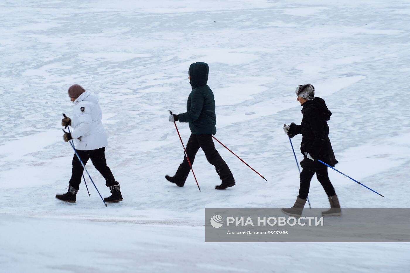 Зимний отдых петербуржцев на Верхнем Суздальском озере