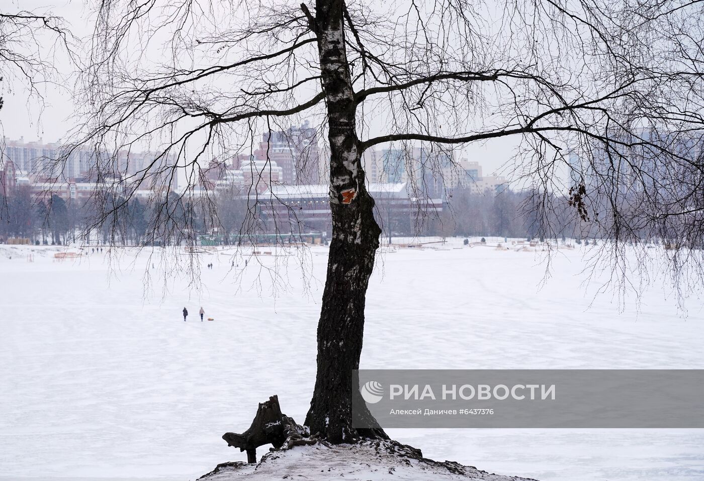 Зимний отдых петербуржцев на Верхнем Суздальском озере