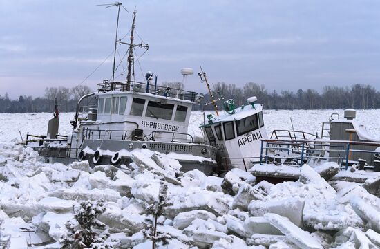 Зажатые торосами суда на Енисее в Красноярском крае