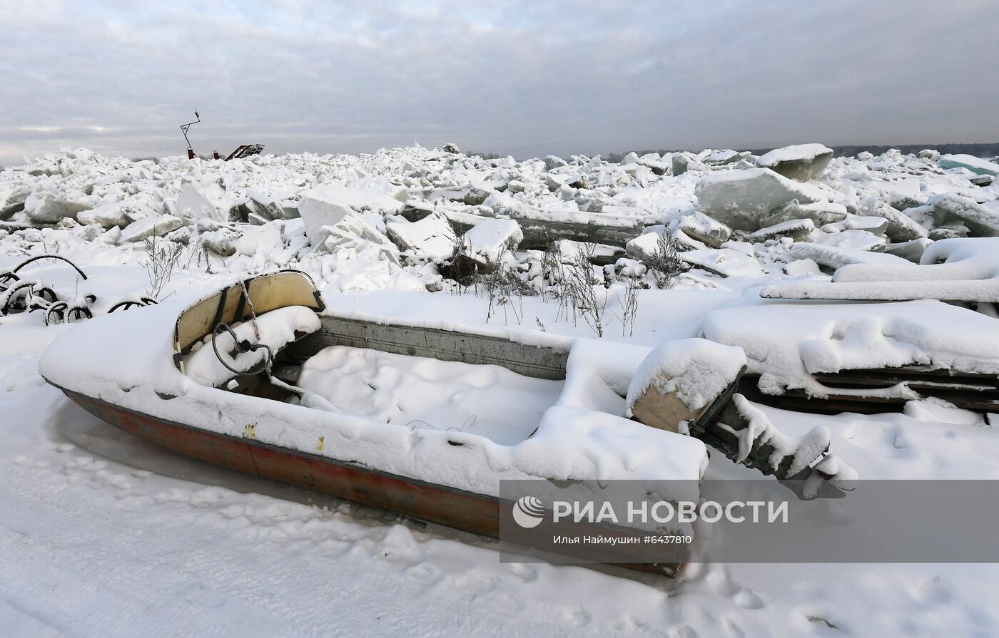 Зажатые торосами суда на Енисее в Красноярском крае