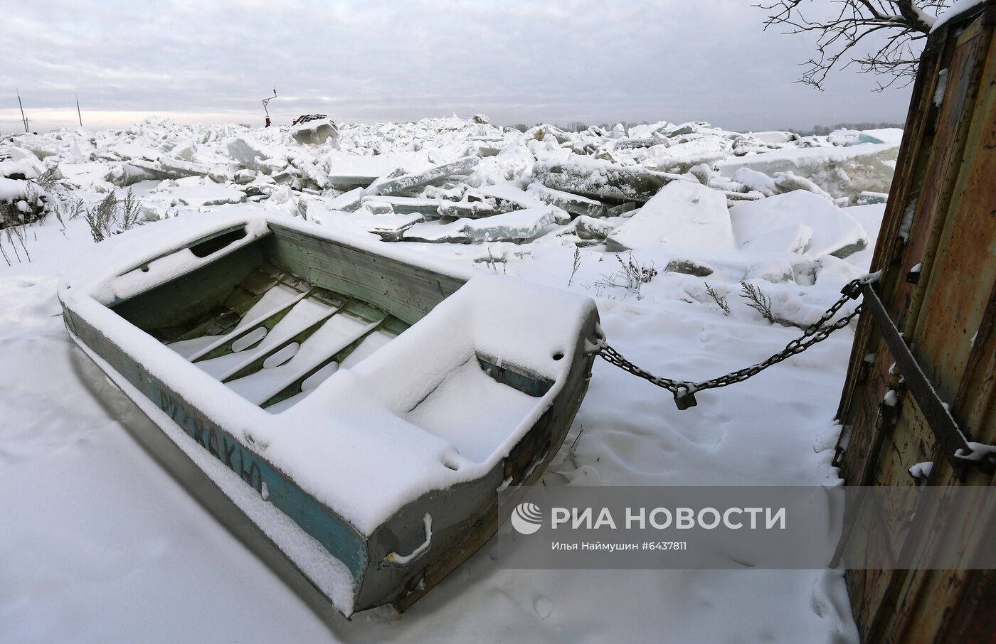 Зажатые торосами суда на Енисее в Красноярском крае