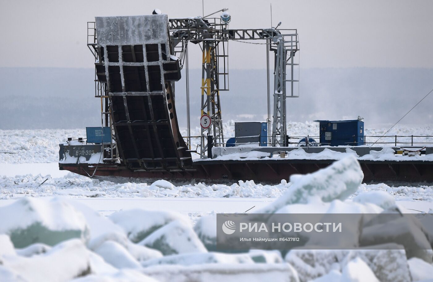 Зажатые торосами суда на Енисее в Красноярском крае