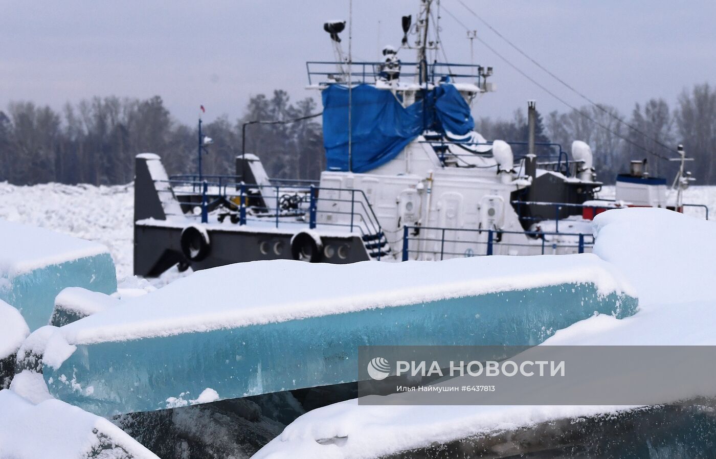 Зажатые торосами суда на Енисее в Красноярском крае