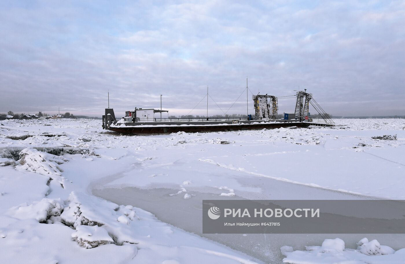 Зажатые торосами суда на Енисее в Красноярском крае