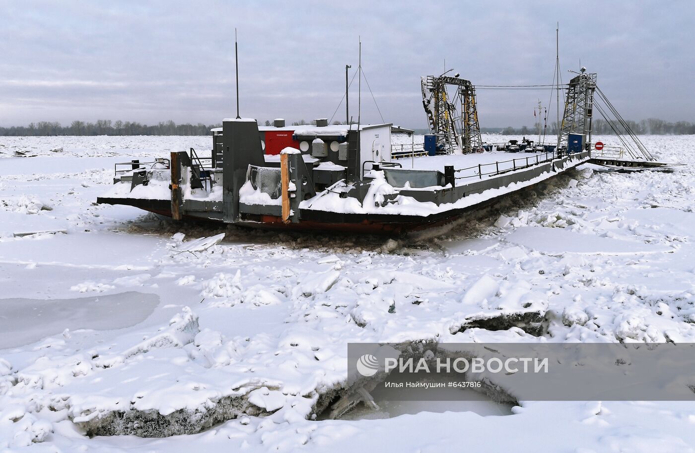 Зажатые торосами суда на Енисее в Красноярском крае