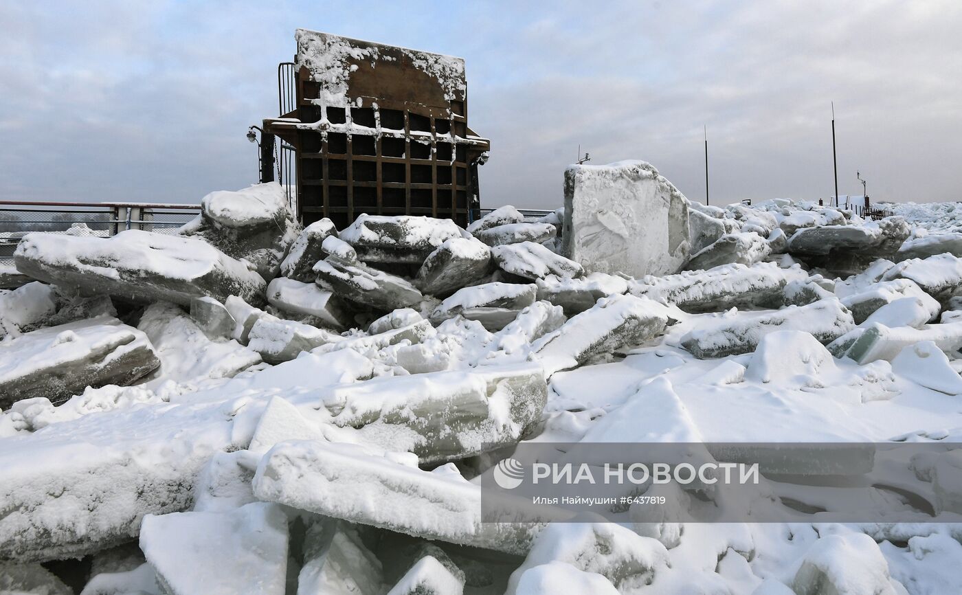 Зажатые торосами суда на Енисее в Красноярском крае