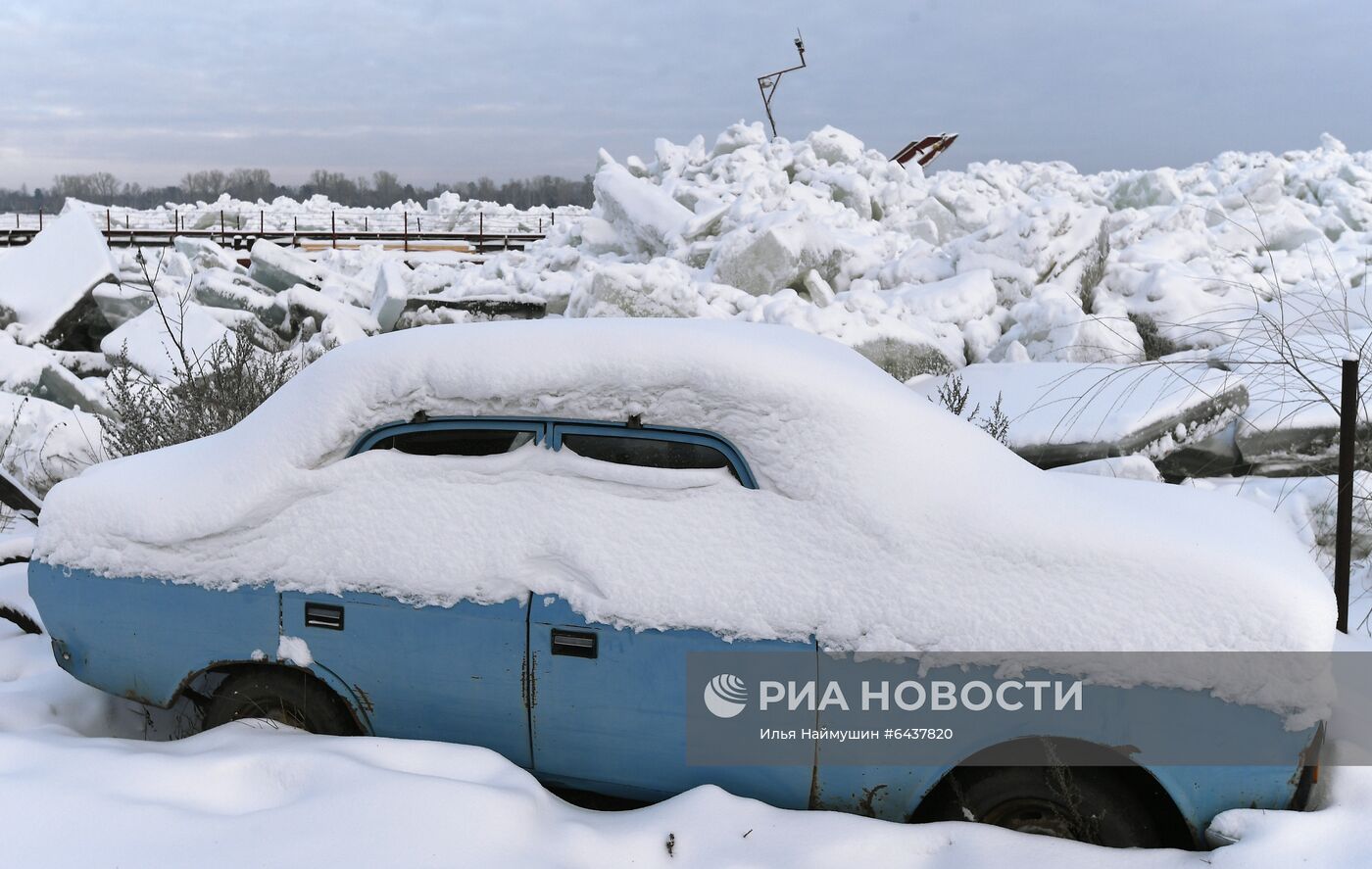 Зажатые торосами суда на Енисее в Красноярском крае