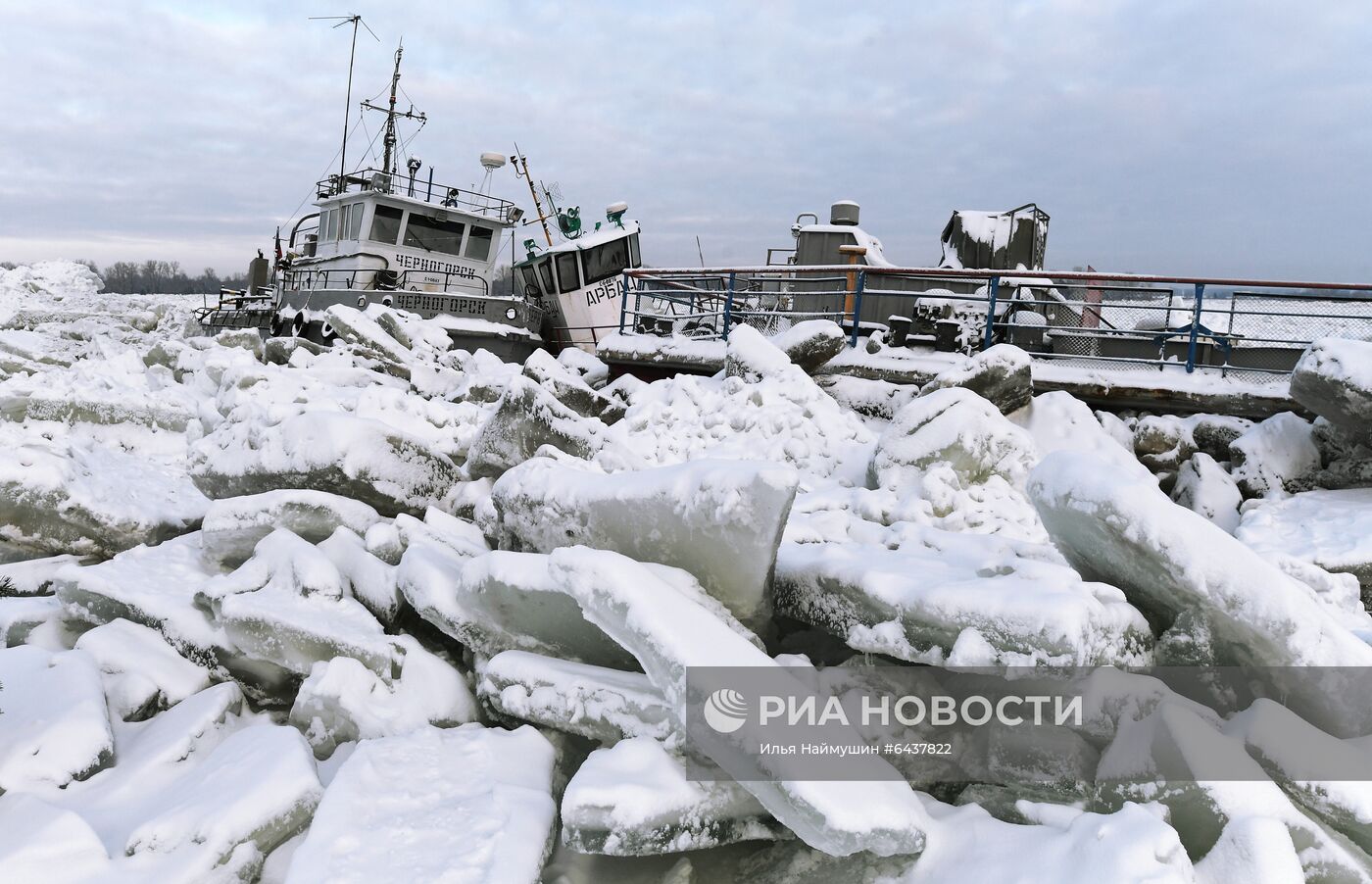 Зажатые торосами суда на Енисее в Красноярском крае