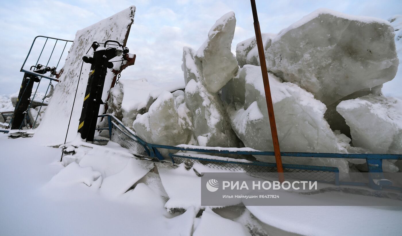 Зажатые торосами суда на Енисее в Красноярском крае