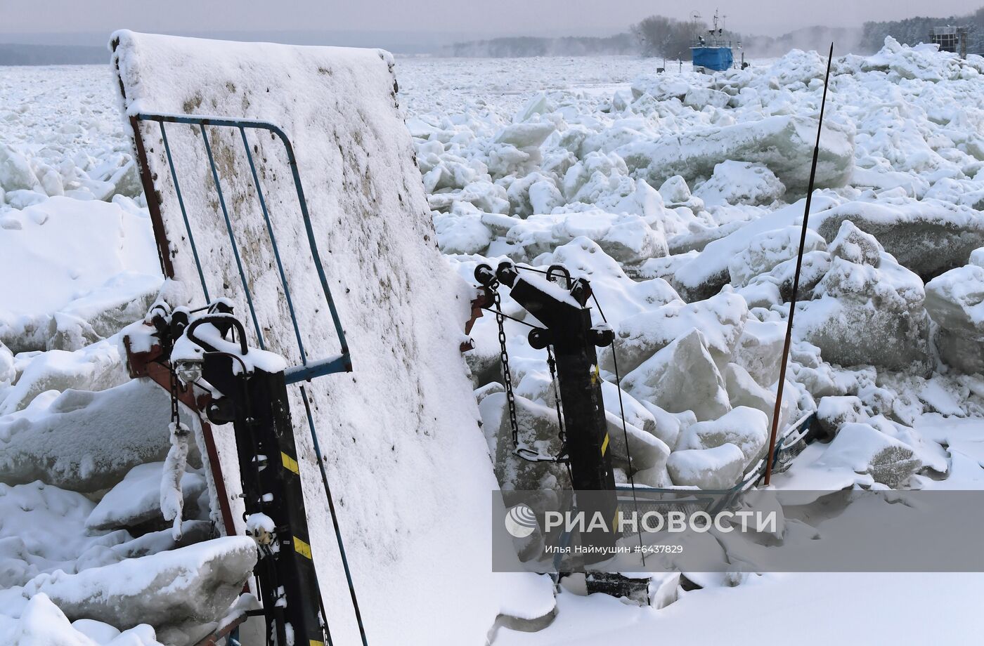 Зажатые торосами суда на Енисее в Красноярском крае