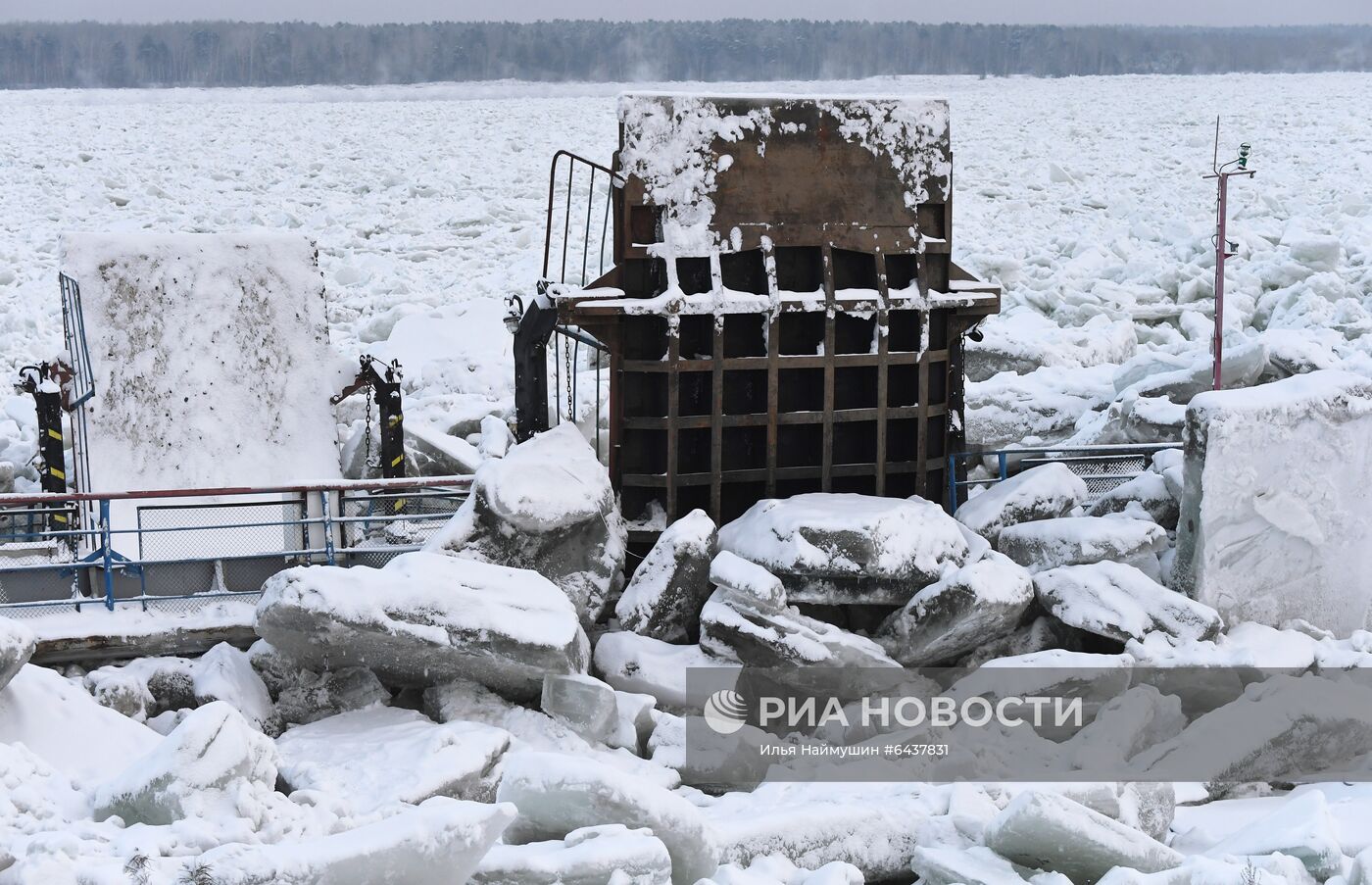 Зажатые торосами суда на Енисее в Красноярском крае