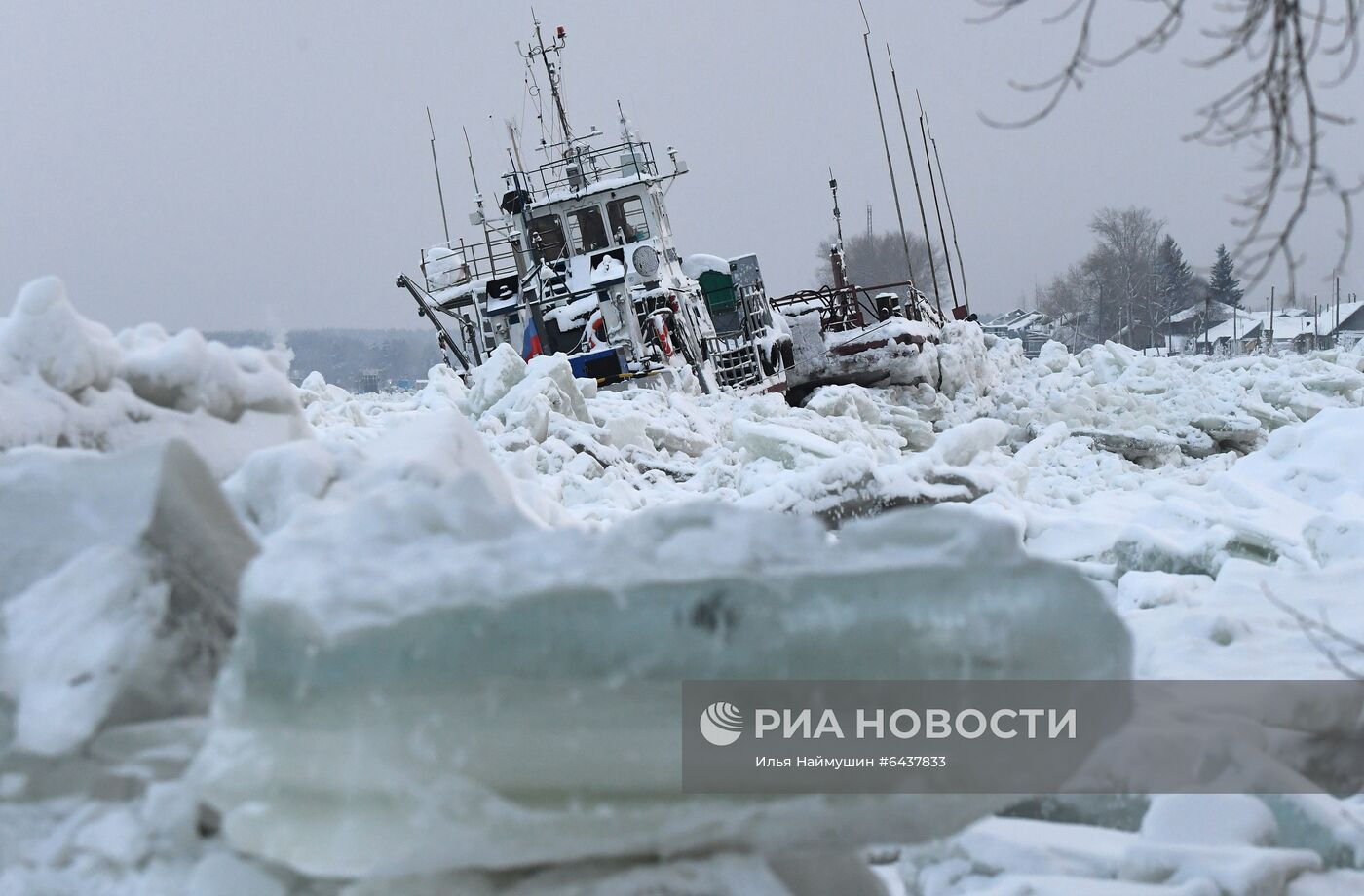 Зажатые торосами суда на Енисее в Красноярском крае