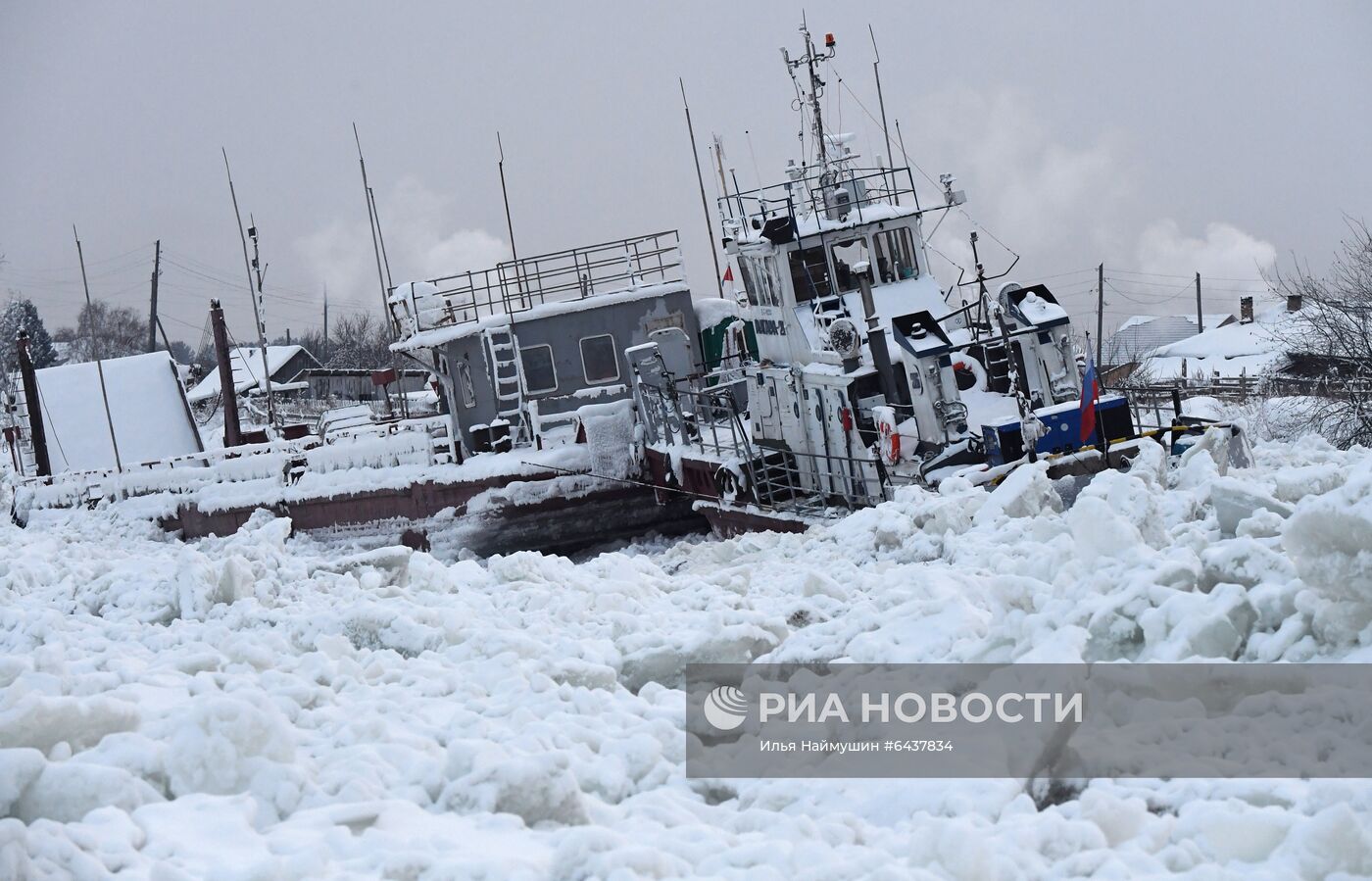 Зажатые торосами суда на Енисее в Красноярском крае