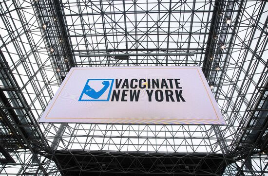 Открытие центра вакцинации в Нью-Йорке