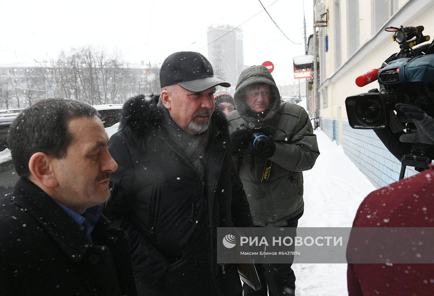 Рассмотрение ходатайства о продлении запрета определенных действий  М. Меню