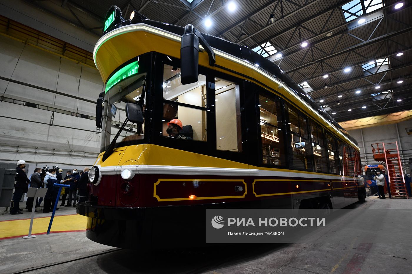Презентация низкопольного трамвая в стиле ретро в Екатеринбурге 