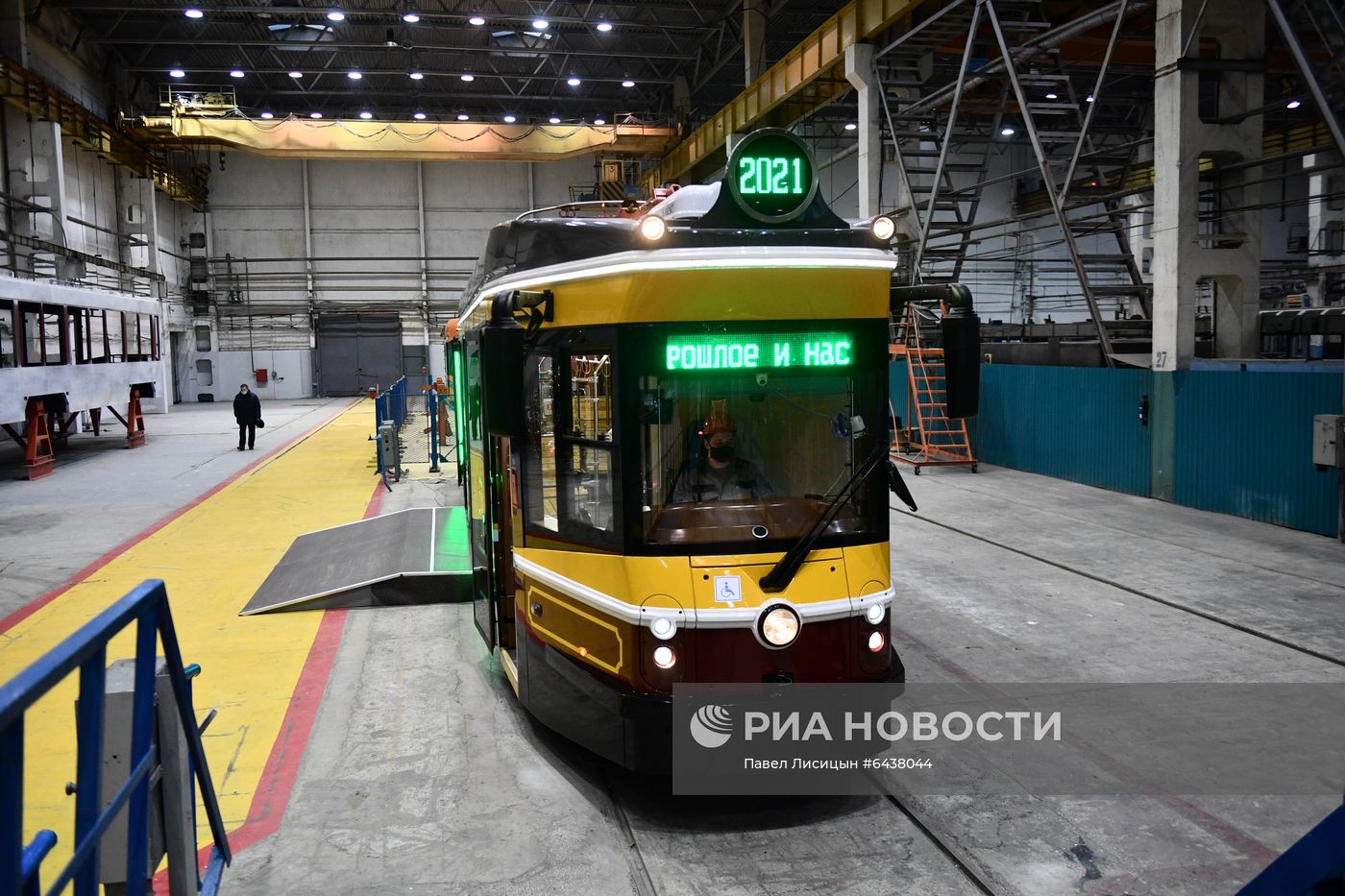 Презентация низкопольного трамвая в стиле ретро в Екатеринбурге 