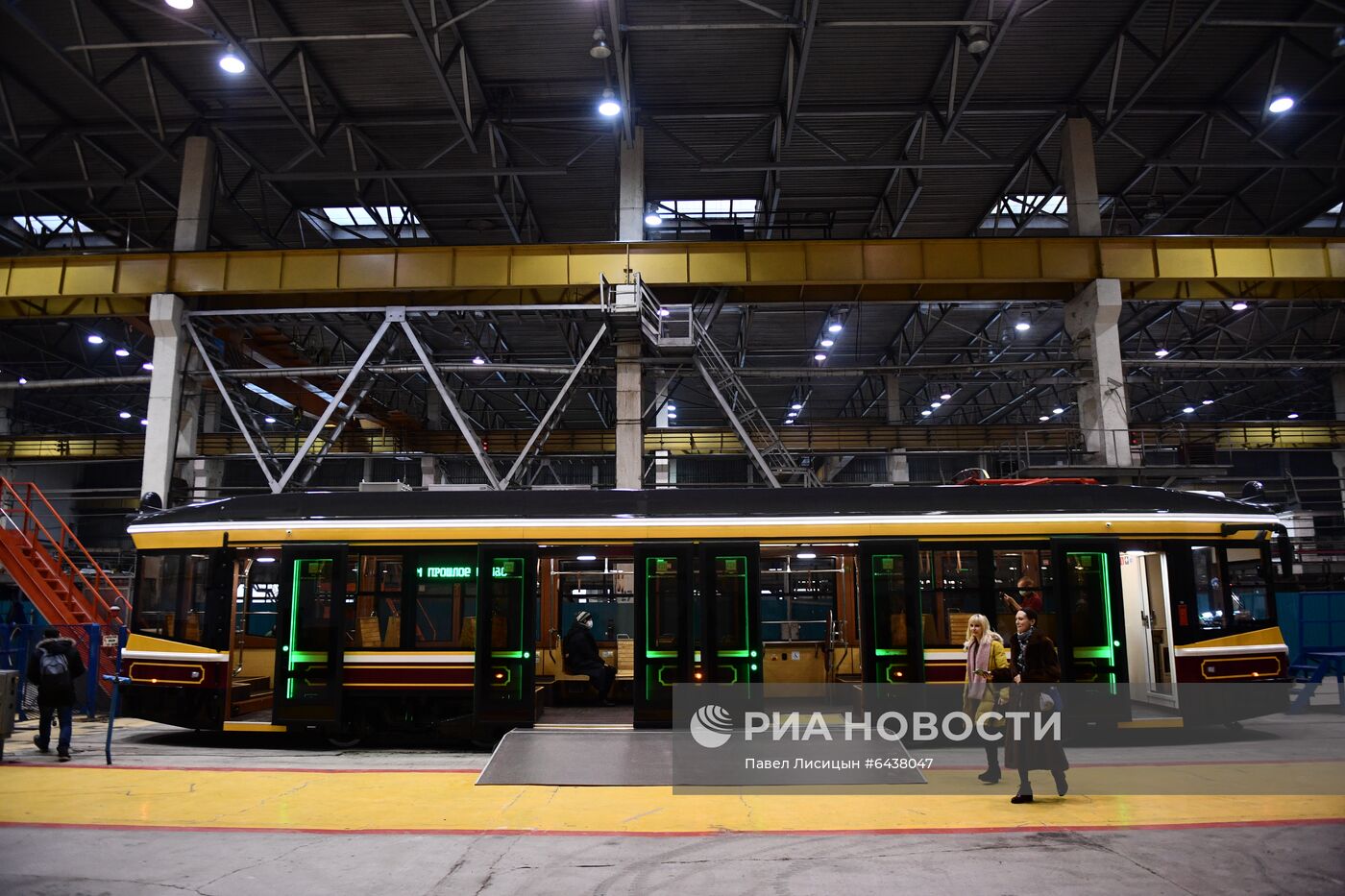 Презентация низкопольного трамвая в стиле ретро в Екатеринбурге 