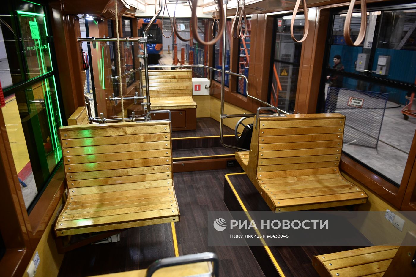 Презентация низкопольного трамвая в стиле ретро в Екатеринбурге 