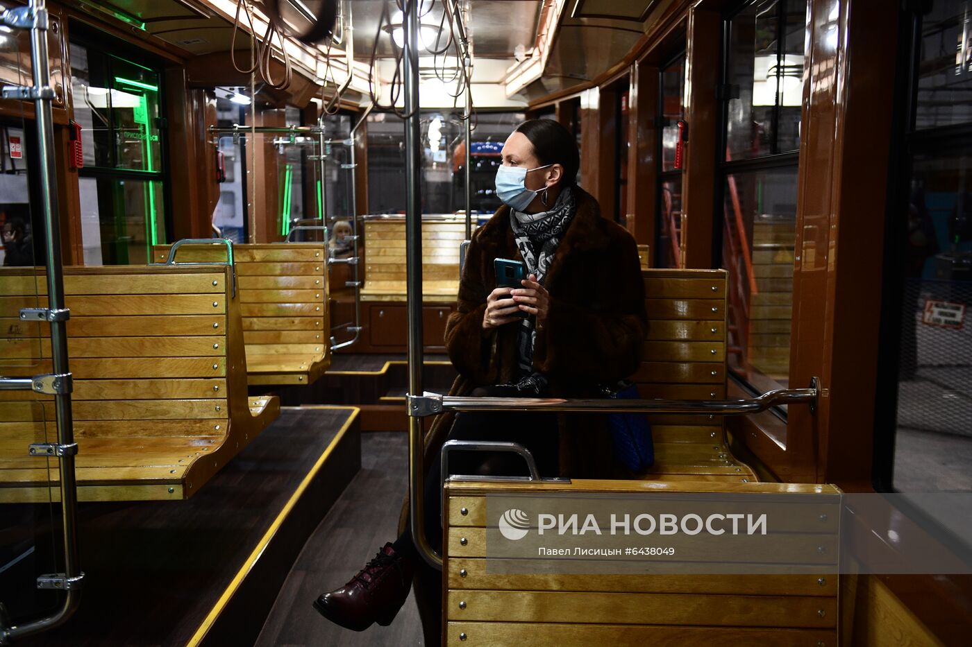 Презентация низкопольного трамвая в стиле ретро в Екатеринбурге 