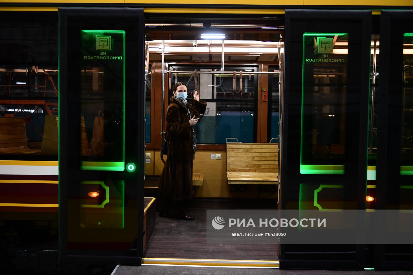Презентация низкопольного трамвая в стиле ретро в Екатеринбурге