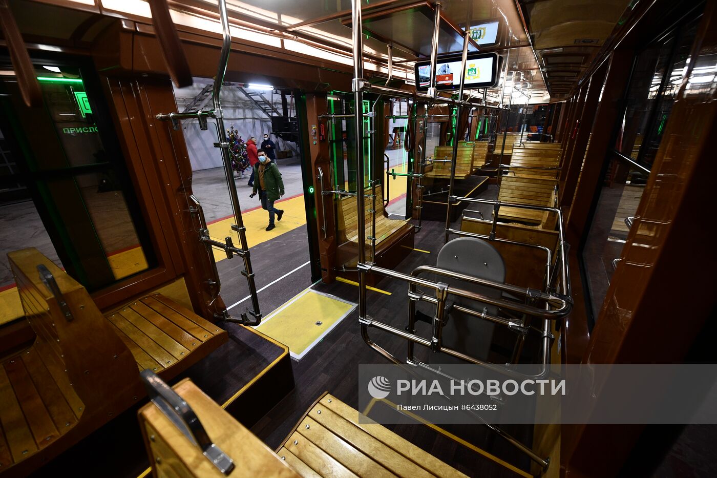 Презентация низкопольного трамвая в стиле ретро в Екатеринбурге 