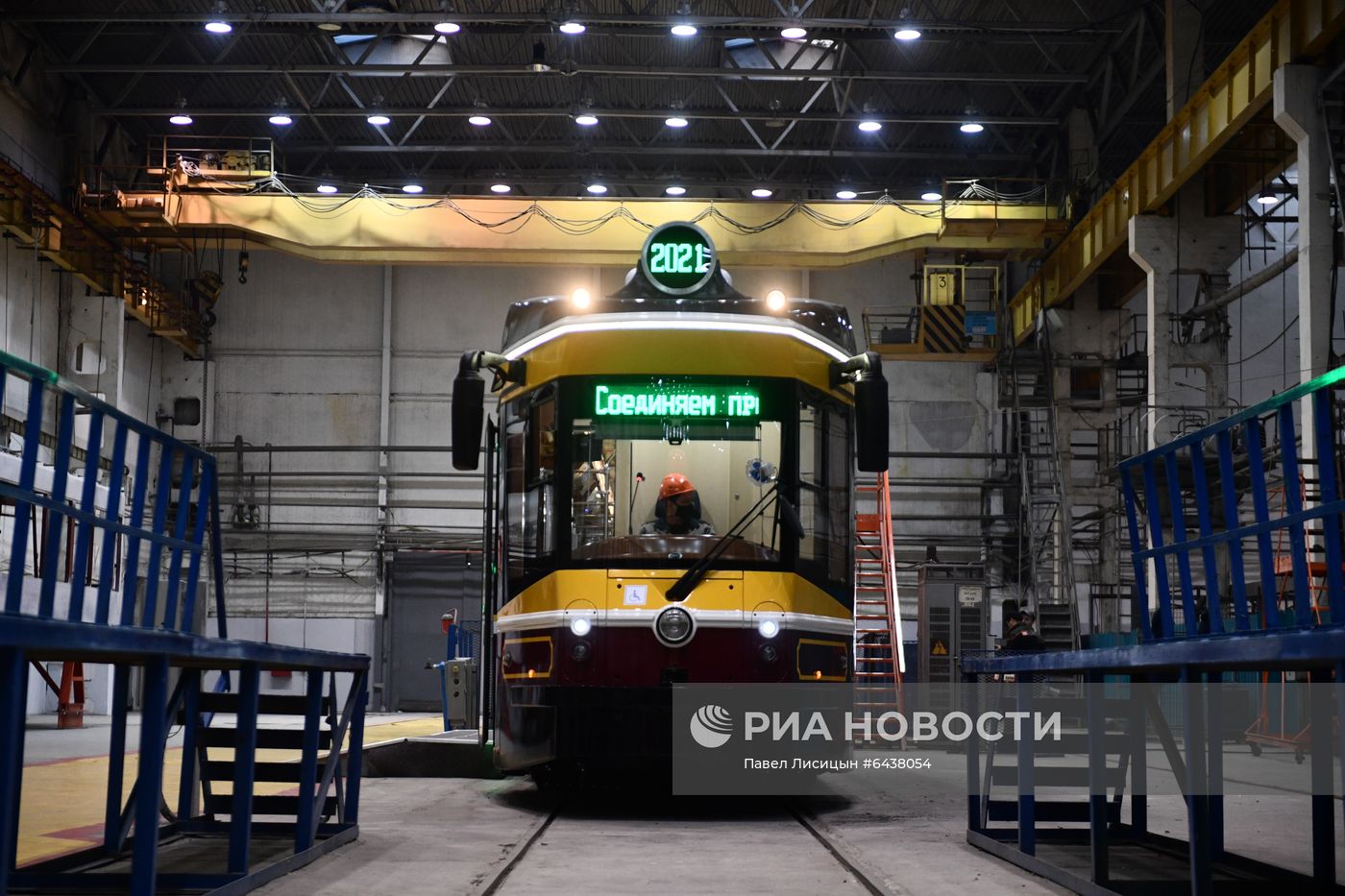 Презентация низкопольного трамвая в стиле ретро в Екатеринбурге