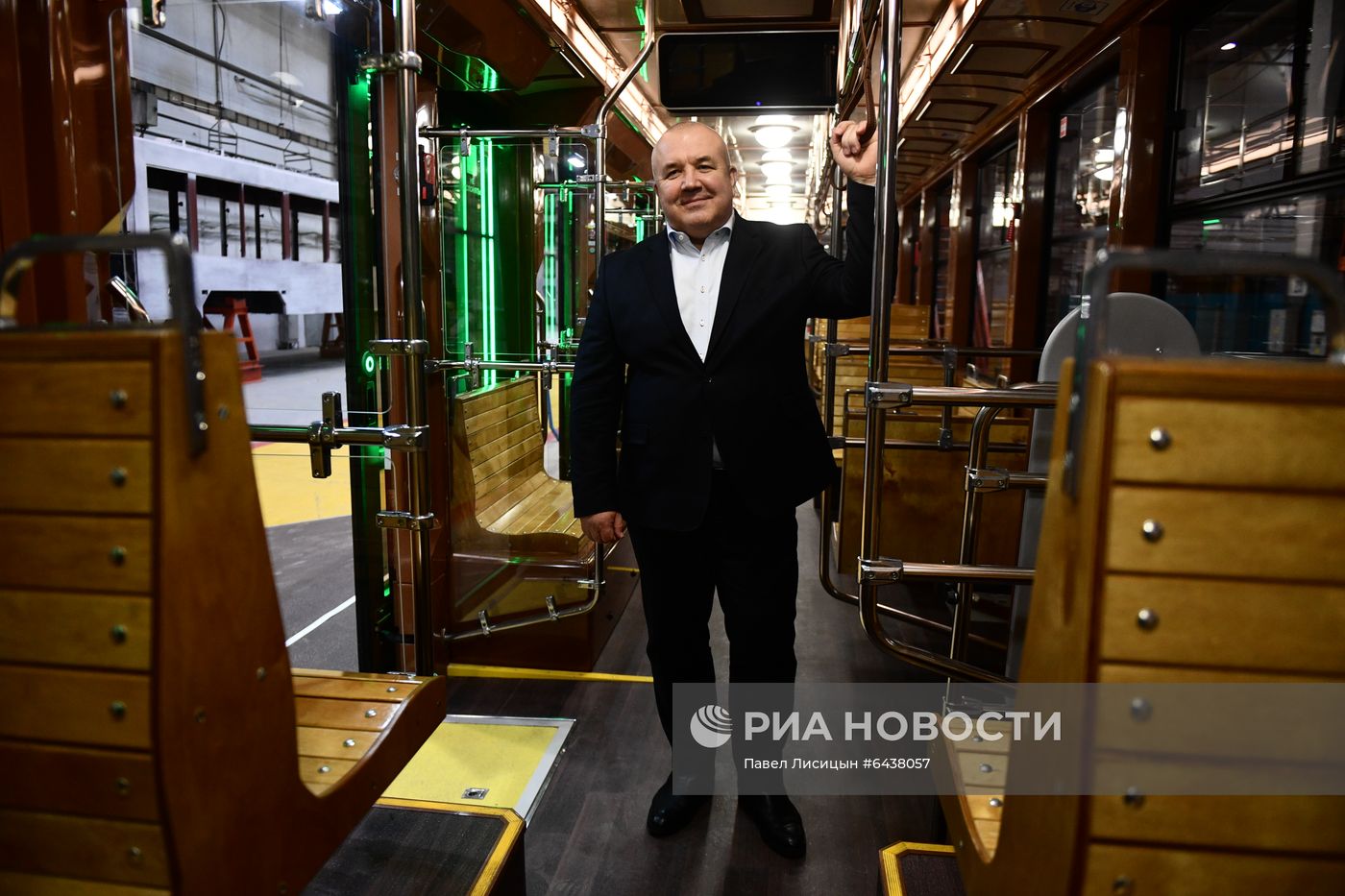 Презентация низкопольного трамвая в стиле ретро в Екатеринбурге 